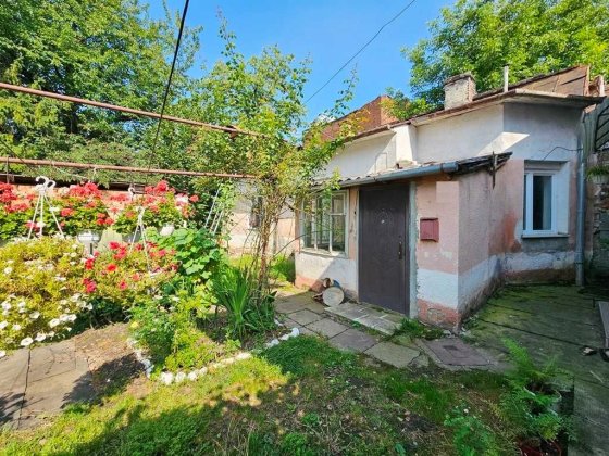 Недорого продається двокімнатна квартира особнякового типу в центрі... Стрый