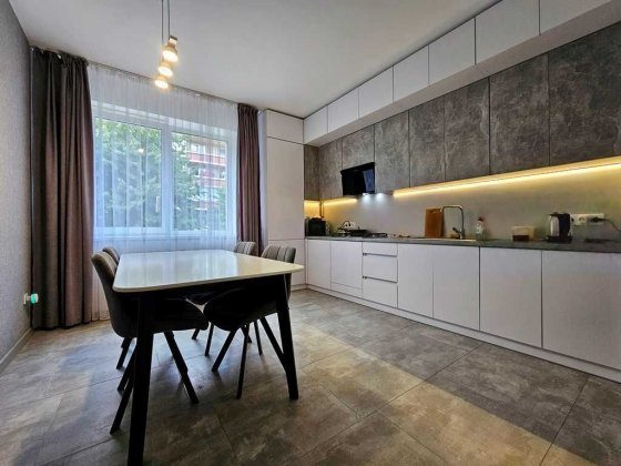 Продається простора двокімнатна квартира в будинку клубного типу... Стрий