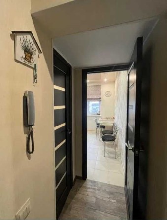 В продаже 3 комнатная квартира в центре. - фото 1