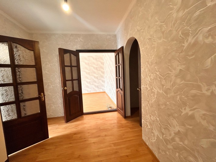 Продам квартиру 3кімнатну з ремонтом у Фастові  , центр, торг. - фото 1