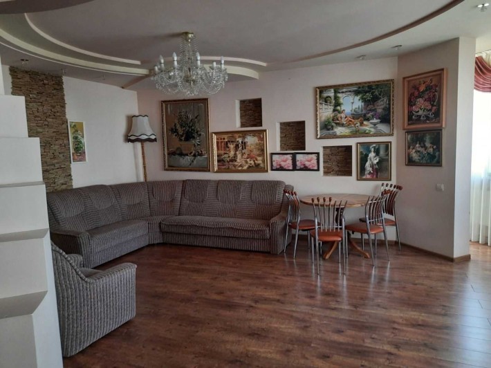 Продається простора 2-км квартира з кухнею-студією у  центрі міста. - фото 1