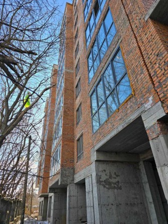 Однокімнатна двостороння (43,94м2). В затишному мікрорайоні. - фото 1
