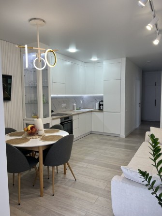 Сучасна квартира з якісним ремонтом, меблями і технікою - фото 1