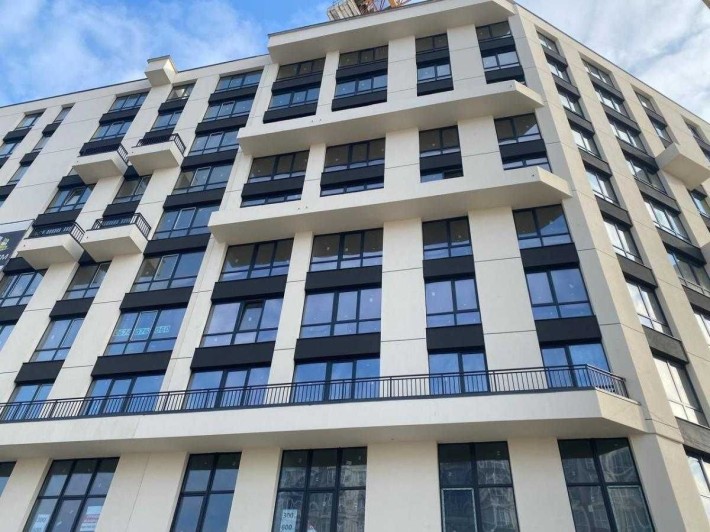 Продаж великої однокімнатної квартири біля міського озера - фото 1