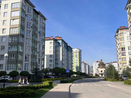 Велика 3 кімнатна квартира у Калиновій Слободі Крихівці