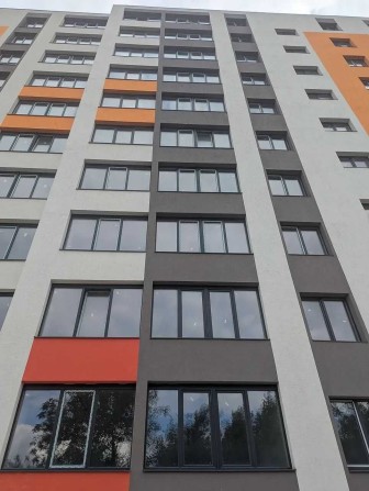 Тепла та простора 3-кімнатна квартира у мальовничому районі міста! - фото 1