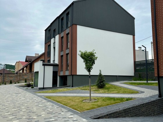 Продаж 1 кімнатна 43 мкв  Винники 2 поверх секція 5 Винники