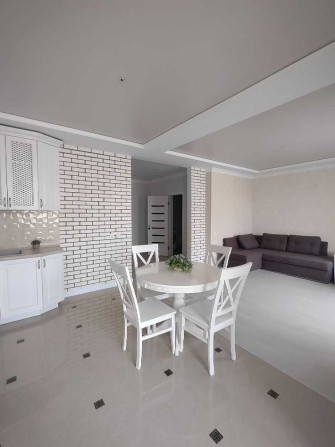 Продам 2-х ком квартиру в кирпичном доме с ремонтом - фото 1