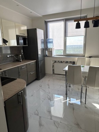 Продам 2 комнатную квартиру с ремонтом мебелью и техникой! - фото 1