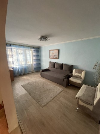 Продается 3 квартира.С очень большой лоджией..В шикарном районе. - фото 1