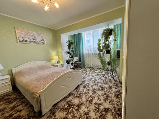 Простора 3-кімнатна квартира з окремим входом та власним двориком. Червона Слобода