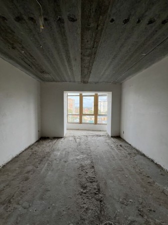 Продам  простору 2 кімнатну квартиру на 4 поверсі в сучасному ЖК - фото 1