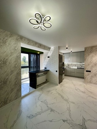 Продаж квартири з авторським ремонтом у центрі міста - фото 1