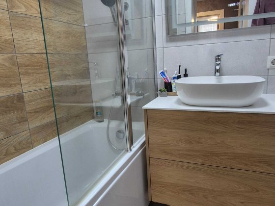 Простора двокімнатна квартира з коморою на поверсі в ціні Буча