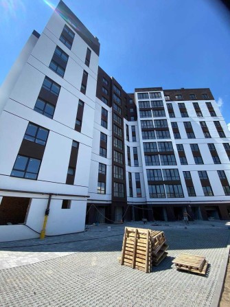 Продається 2-х кімнатна квартира в центрі та поруч міського озера. - фото 1
