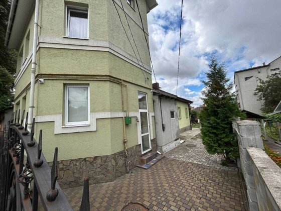 ЦЕНТР однокімнатна + власний дворик ДЕШЕВО Ровно