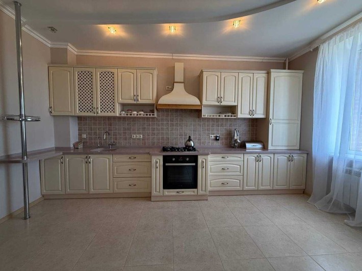 Простора 4-кімнатна квартира в сучасному будинку – 150 м². Центр міста - фото 1