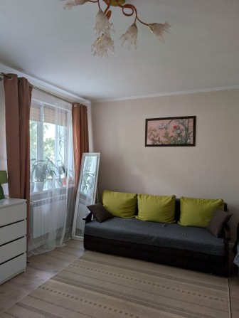 Продам 2-х кім н атну кв артиру в хорошому районі міста. - фото 1