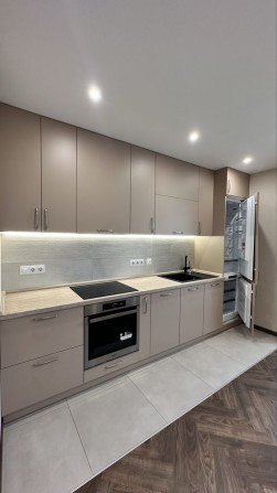 Затишна 2-кімнатна квартира з великою кухнею. - фото 1