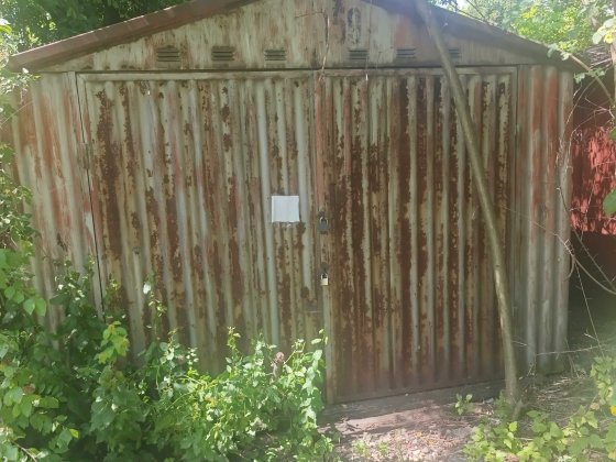 Гараж металевий на фото