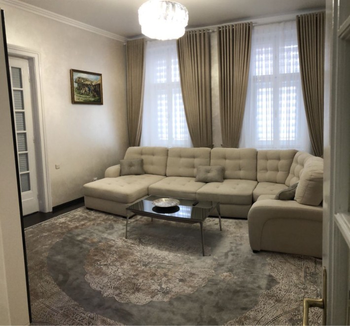 Продаж світлої та просторої квартири в центрі - фото 1