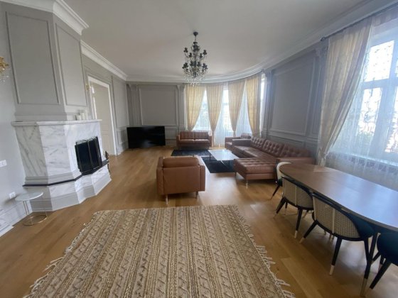 Продається 4-х кімнатна квартира на Театральній Площі Чернівці