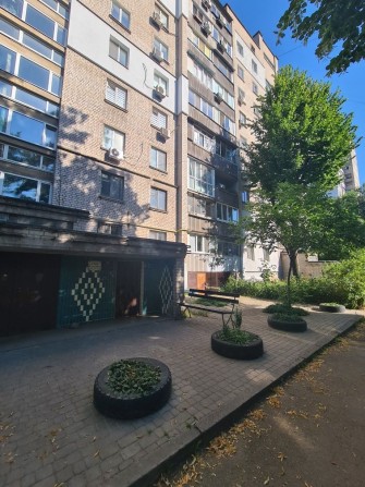 Срочно продам 3-х ком квартиру Кирпичный дом 2-й этаж - фото 1