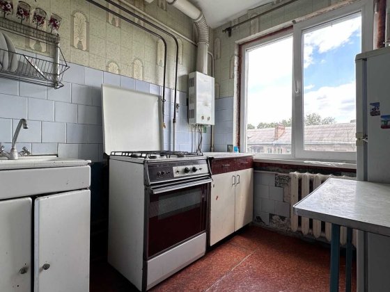 Продам 4  ком  кв  в  р-ні  Боевой  вул   Льотна  1     5/5 пан дома Чернигов