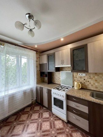 Продам 1 кім.кв. вул. Захисників України - фото 1