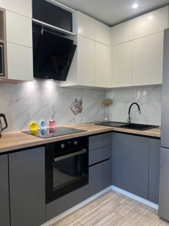 Продам 2к квартиру с дорогим ремонтом на Победе 6, проспект Героев - фото 1