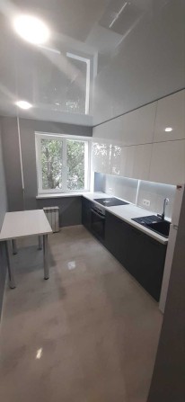 Продам квартиру з якісним ремонтом і чудовою локацією - фото 1