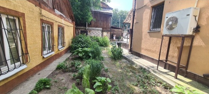 Продам квартиру 2х к.  на земле  в центре - фото 1