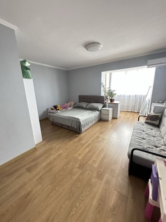 Светлая 1-к квартира 58 м² с лоджией, балконом и гардеробной - фото 1