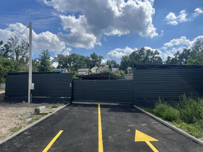 Продам паркомісця на 2 авто з зарядкою під електромобіль!Синергія 3! - фото 1