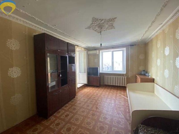 Продам простору  1 кімнатну квартиру з величезним балконом, недорого! - фото 1
