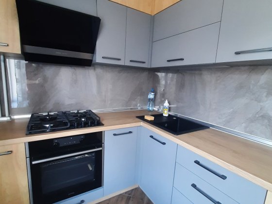 Продам трехкомнатную квартиру с ремонтом  на Песках