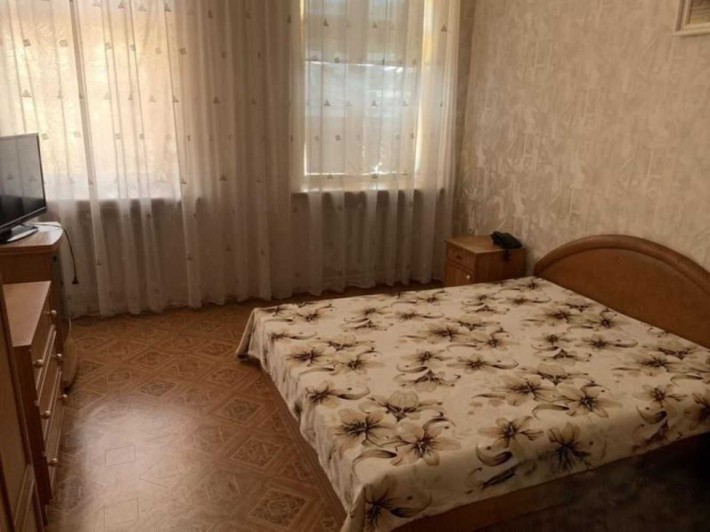 Продам 3 к. квартиру с раздельными комнатами, балконом в Центре - фото 1