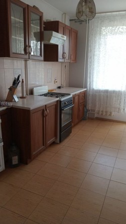 Сдам на год и более 2 комнатную в новострое в самом центре - фото 1