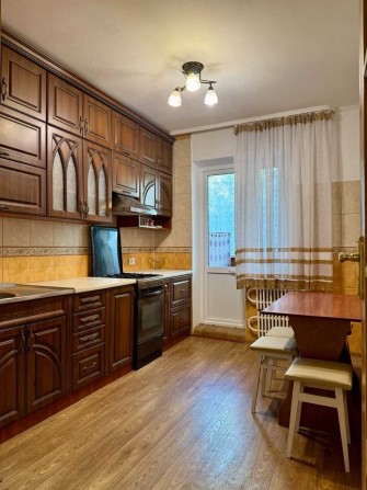 Здам 3-кімнатну Коновальця 12, 2 поверх, меблі і техніка, бойлер - фото 1