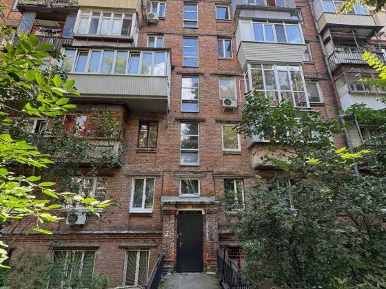 Продається 2 кімнати в 3 кімнатній квартирі. Костя Гордієнка пров., 3 Київ