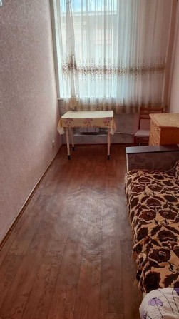 Продам гостинку в центре города рядом с площадью Небесной Сотни. - фото 1