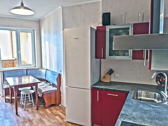 Оренда великої 1-кімнатної квартири, вул. Бажана, 1-М - фото 1