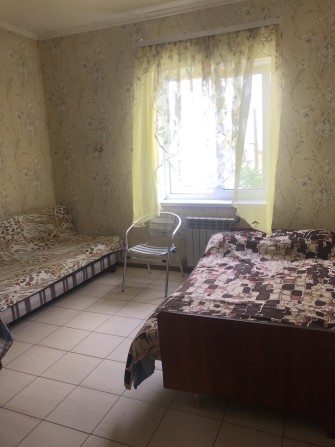 Сдам комнату на длительный срок в частном доме помесячно хозяйка - фото 1