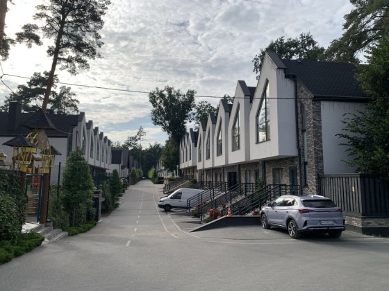 Здається в довготривалу оренду боковий Таунхаус з власним двором. Буча