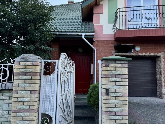 Елітний котедж з двома великими гаражами( містечко Довженка ВЛАСНИК) Івано-Франківськ