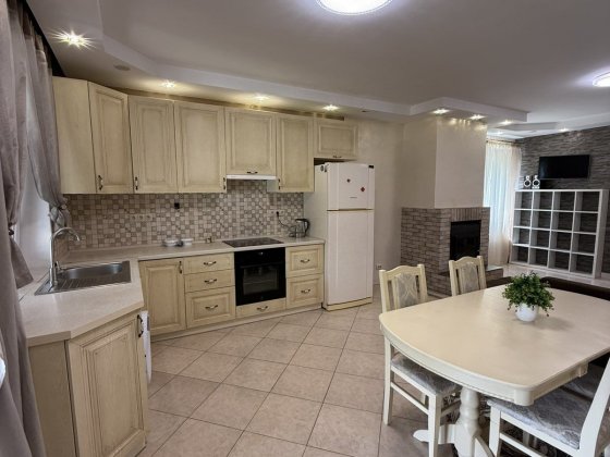 Здам танхаус  з паркомісцем і терасою Святопетровское