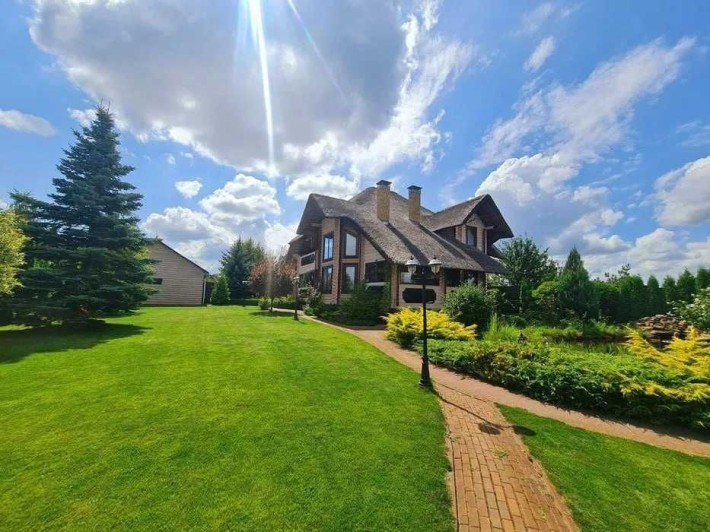 Живой дом с озером на участке - фото 1