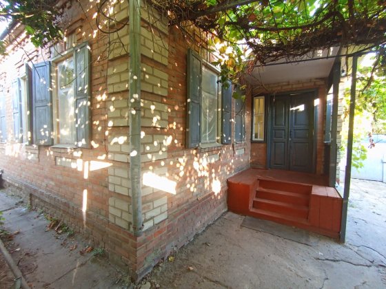 Міцний будинок в м Дергачі Дергачи