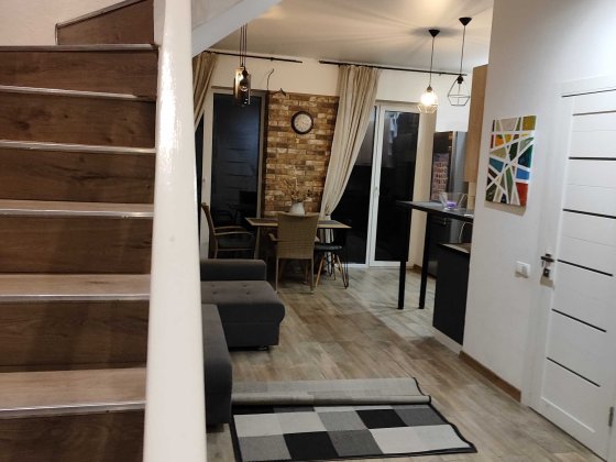 Таунхаус з ремонтом поруч з озером Мінімальне оформлення Гостомель