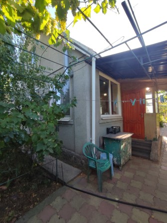 Дом в пригороде, два входа - фото 1